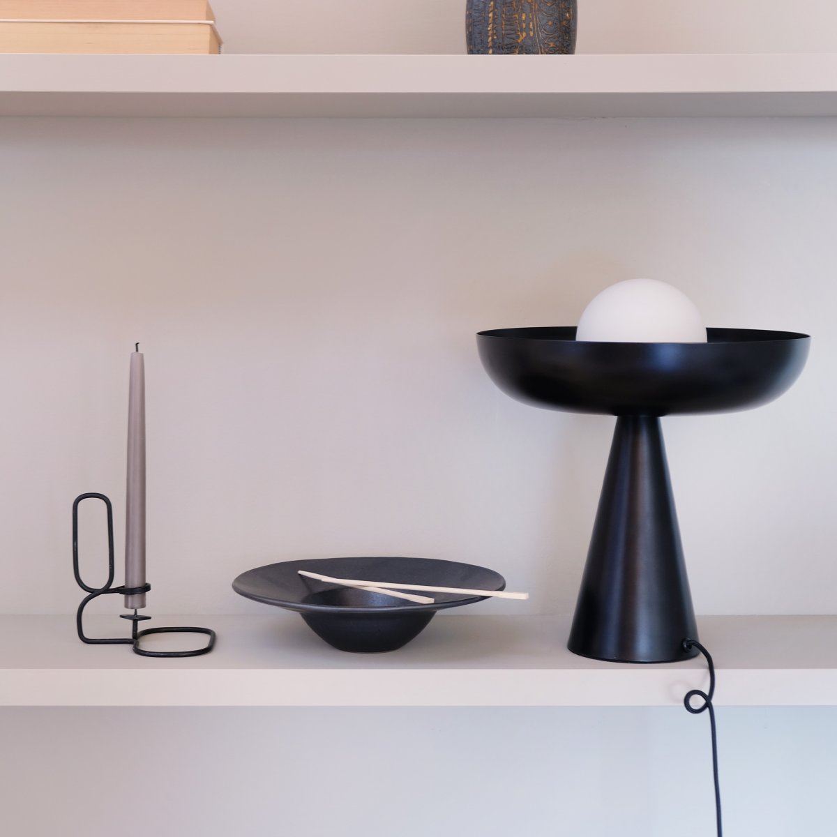 Ava 35cm Negro lámpara de mesa De Dyberg Larsen - Lámpara de mesa en color negro con cúpula de cristal que ofrece una solución de iluminación elegante y sofisticada para su hogar.