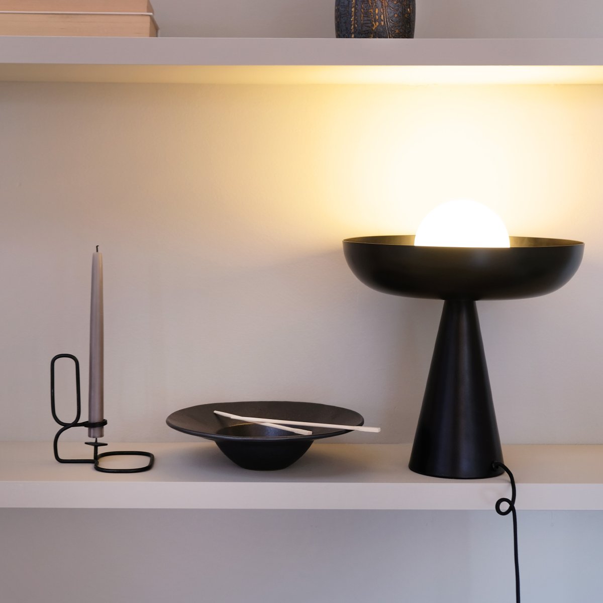 Ava 35cm Negro lámpara de mesa De Dyberg Larsen - Lámpara de mesa en color negro con cúpula de cristal que ofrece una solución de iluminación elegante y sofisticada para su hogar.