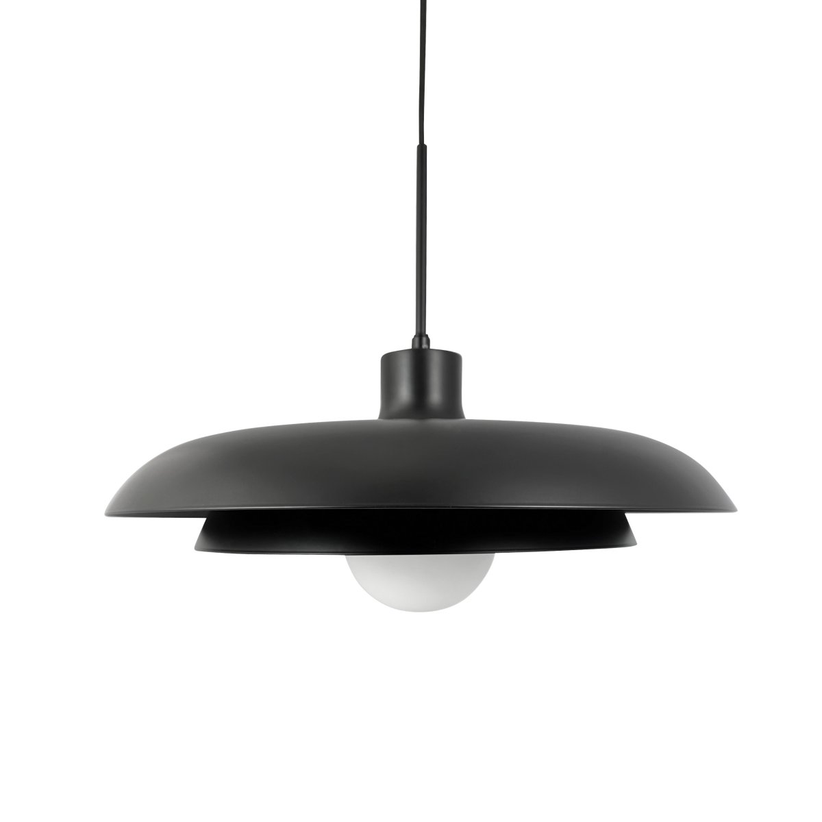 Ava Ø44 Negro Lámpas de techo De Dyberg Larsen - La luz se dispersa de forma noble gracias a la combinación de la cúpula de cristal con la pantalla de metal negro.