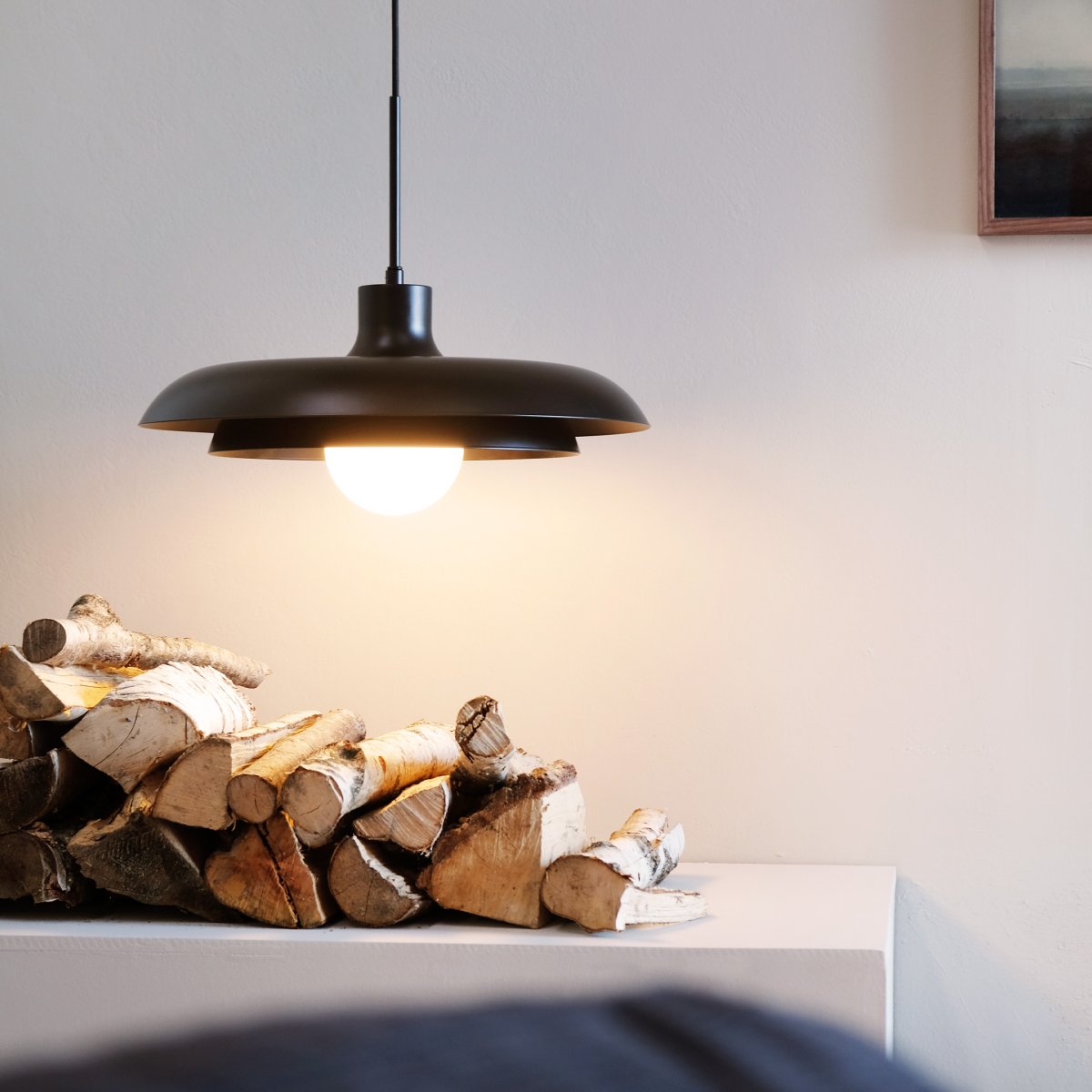 Ava Ø44 Negro Lámpas de techo De Dyberg Larsen - La luz se dispersa de forma noble gracias a la combinación de la cúpula de cristal con la pantalla de metal negro.
