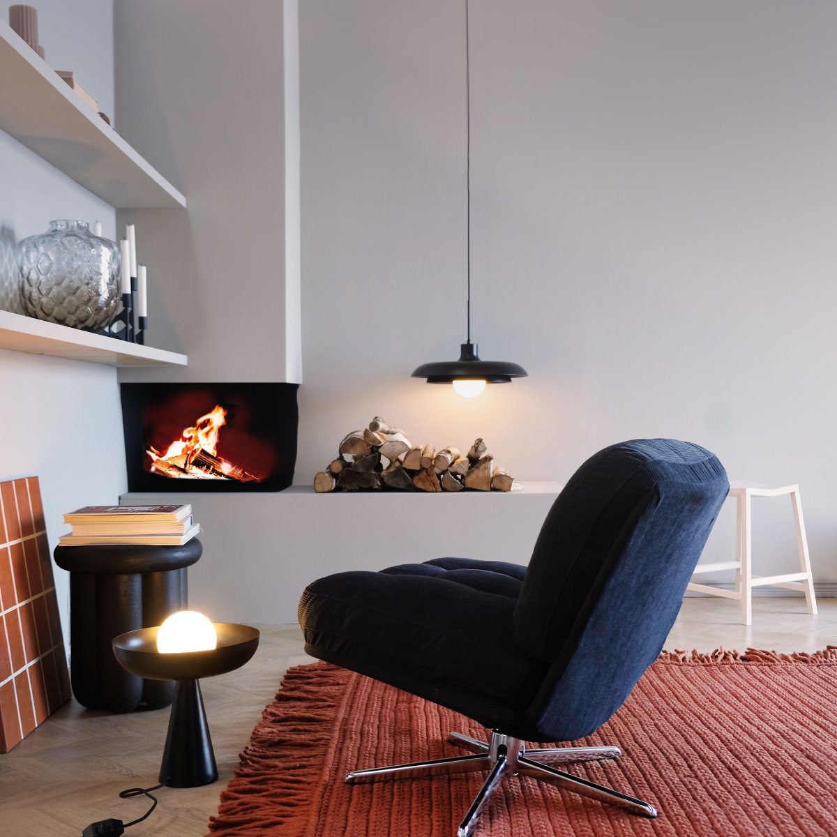 Ava Ø44 Negro Lámpas de techo De Dyberg Larsen - La luz se dispersa de forma noble gracias a la combinación de la cúpula de cristal con la pantalla de metal negro.