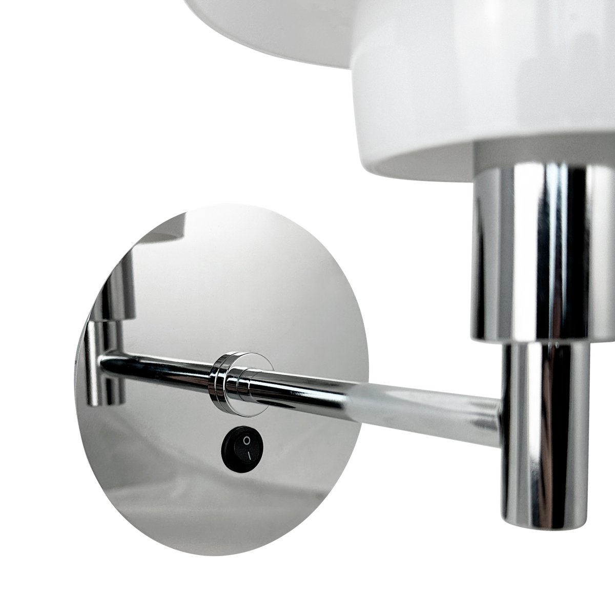 Morph Ø20 Cromo lámpara de pared De Dyberg Larsen - La lámpara de pared Morph está hecha de vidrio opalino soplado blanco con un brazo de lámpara cromado y un soporte de pared.