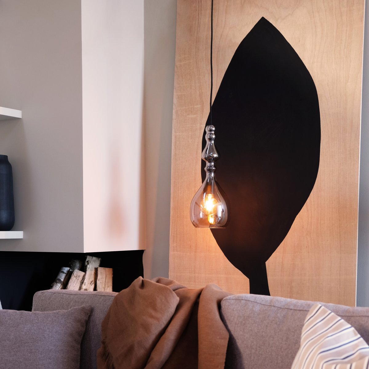 Lea Ø18 Fumar Lámpas de techo De Dyberg Larsen - La lámpara colgante Lea es versátil y se puede utilizar en grupos en una esquina para crear una llamativa pieza de arte de luz, o colgar en grupo sobre una mesa para crear la atmósfera perfecta.