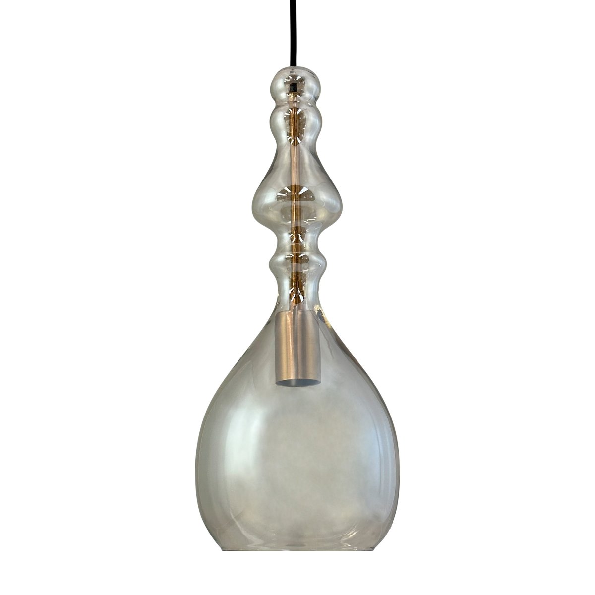 Lea Ø18 Ámbar Lámpas de techo De Dyberg Larsen - La lámpara colgante Lea es versátil y se puede utilizar en grupos en una esquina para crear una llamativa pieza de arte de luz, o colgar en grupo sobre una mesa para crear la atmósfera perfecta.