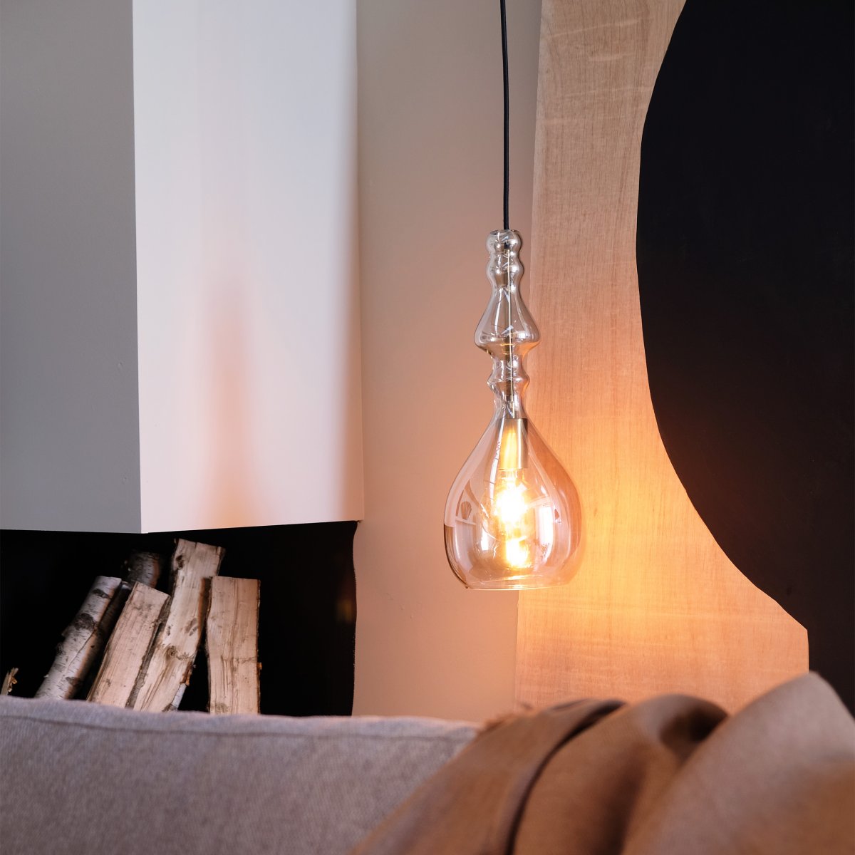 Lea Ø18 Ámbar Lámpas de techo De Dyberg Larsen - La lámpara colgante Lea es versátil y se puede utilizar en grupos en una esquina para crear una llamativa pieza de arte de luz, o colgar en grupo sobre una mesa para crear la atmósfera perfecta.