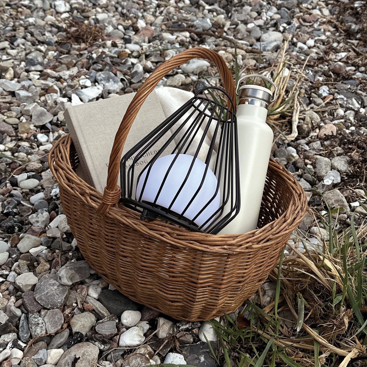 Evesham 23cm Negro portátil De Dyberg Larsen - Den stiliga svarta f&auml;rgen ger ett naturligt och i&ouml;gonfallande inslag i utomhusmilj&ouml;n och bidrar till en inbjudande atmosf&auml;r p&aring; kv&auml;llen.