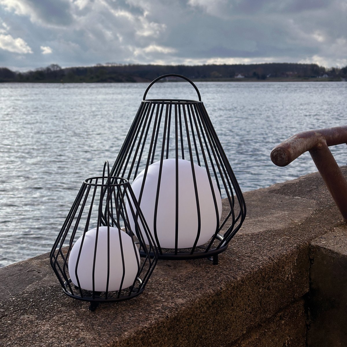 Evesham 23cm Negro portátil De Dyberg Larsen - Den stiliga svarta f&auml;rgen ger ett naturligt och i&ouml;gonfallande inslag i utomhusmilj&ouml;n och bidrar till en inbjudande atmosf&auml;r p&aring; kv&auml;llen.