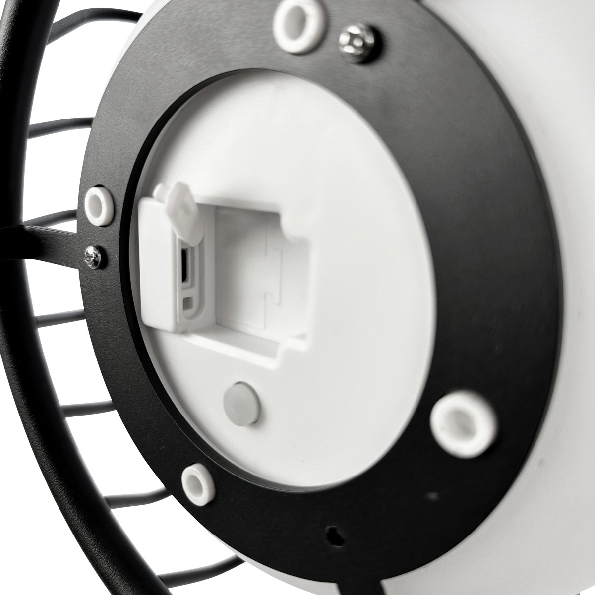 Evesham 48cm Negro portátil De Dyberg Larsen - Den stiliga svarta f&auml;rgen ger ett naturligt och i&ouml;gonfallande inslag i utomhusmilj&ouml;n och bidrar till en inbjudande atmosf&auml;r p&aring; kv&auml;llen.