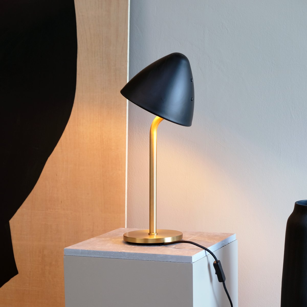 Oulu 47cm Negro lámpara de mesa De Dyberg Larsen - La lámpara de mesa Oulu en negro con acero cepillado es una elegante solución de iluminación que combina simplicidad con sofisticación.