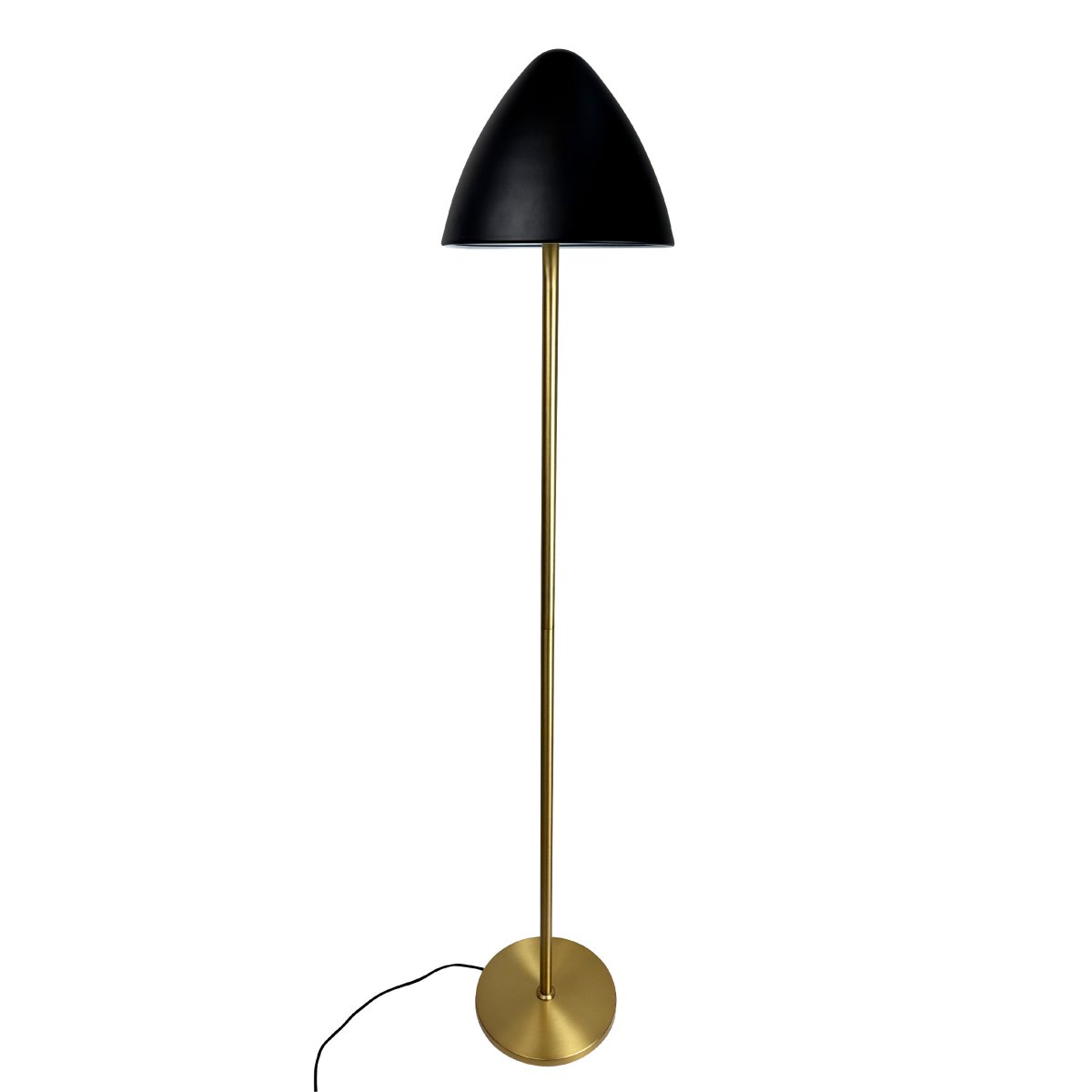 Oulu Latón lámpara de pie De Dyberg Larsen - La lámpara de pie OULU en color negro con detalles en latón añade un toque moderno y elegante a tu hogar.