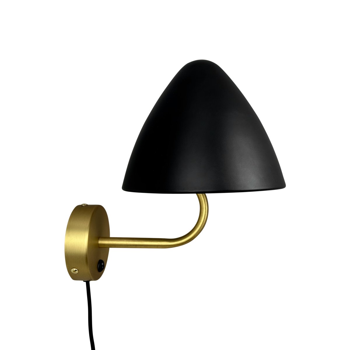 Oulu Ø20 Latón lámpara de pared De Dyberg Larsen - El aplique de pared OULU en color negro con detalles en lat&oacute;n a&ntilde;ade un toque moderno y elegante a tu hogar.