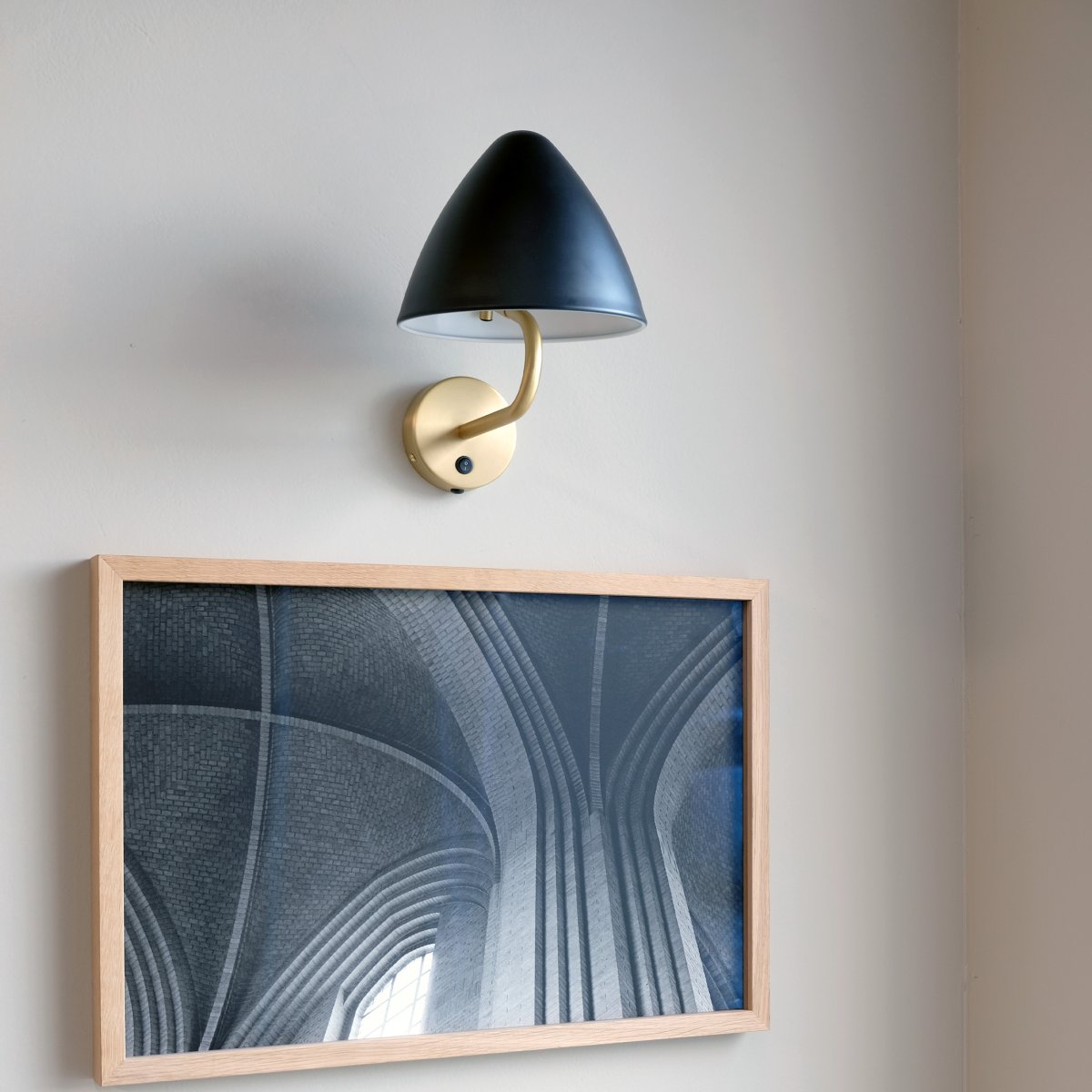 Oulu Ø20 Latón lámpara de pared De Dyberg Larsen - El aplique de pared OULU en color negro con detalles en lat&oacute;n a&ntilde;ade un toque moderno y elegante a tu hogar.