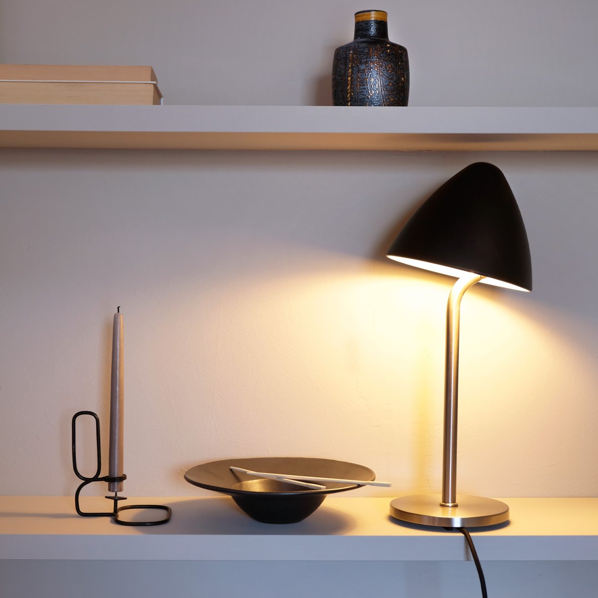 Oulu 47cm Negro lámpara de mesa De Dyberg Larsen - La lámpara de mesa Oulu en negro con acero cepillado es una elegante solución de iluminación que combina simplicidad con sofisticación.