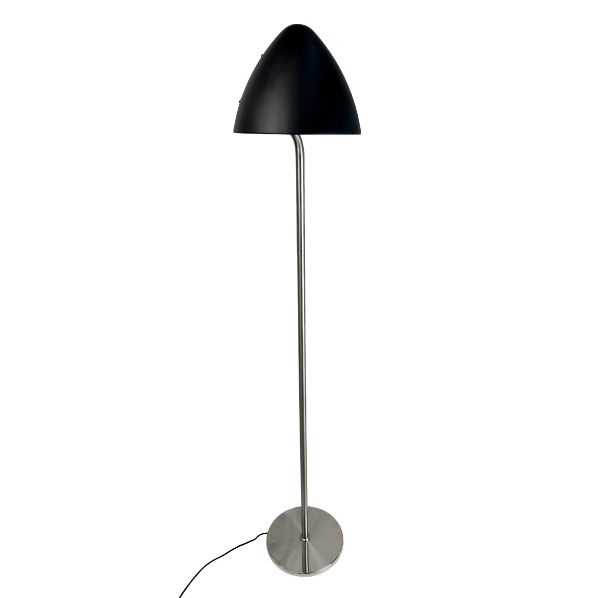 Oulu acero cepillado lámpara de pie De Dyberg Larsen - La lámpara de pie OULU en color negro con detalles en acero cepillado añade un toque moderno y elegante a tu hogar.