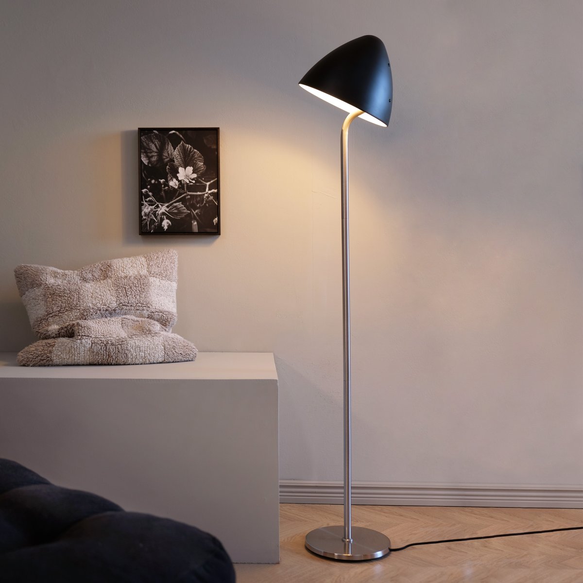 Oulu acero cepillado lámpara de pie De Dyberg Larsen - La lámpara de pie OULU en color negro con detalles en acero cepillado añade un toque moderno y elegante a tu hogar.
