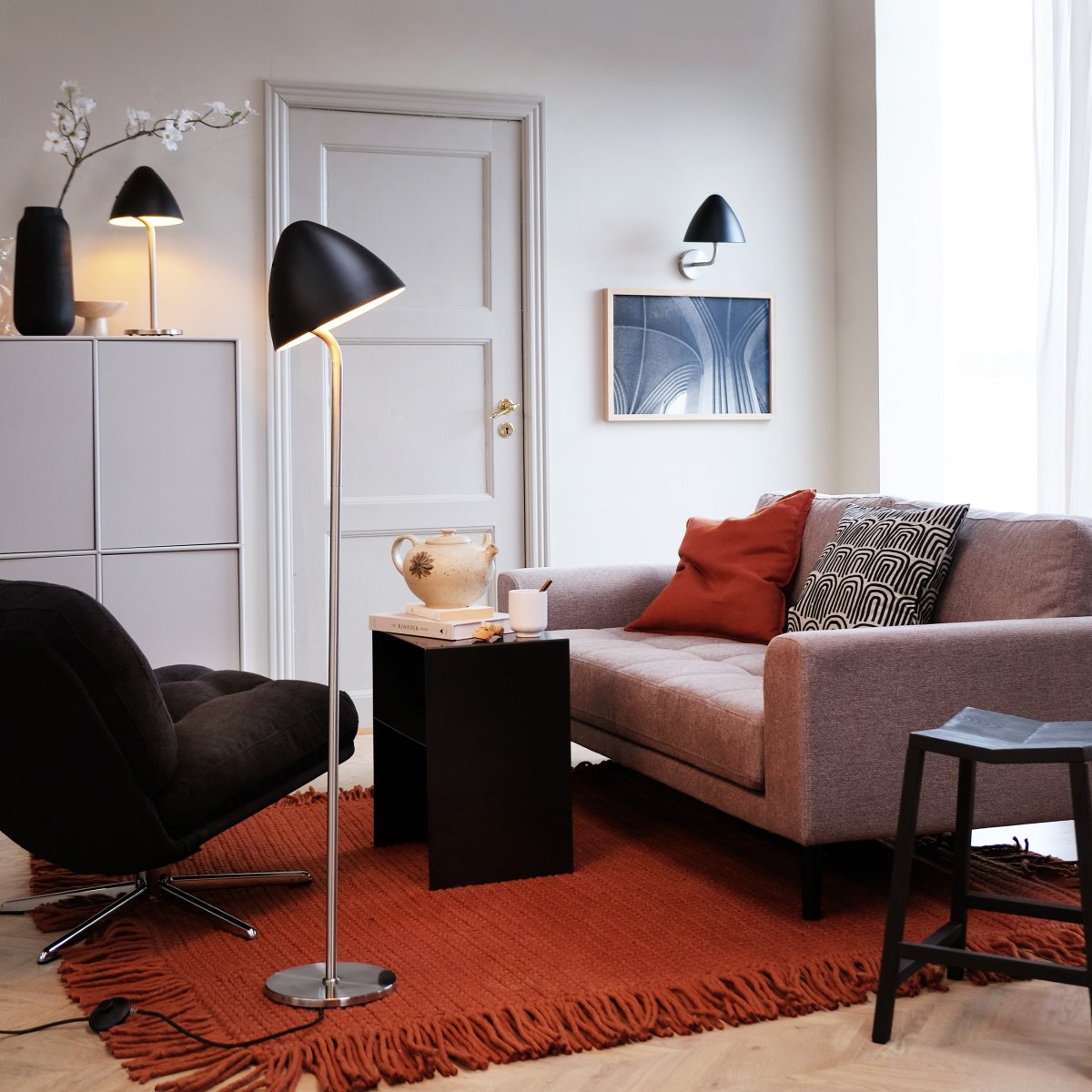 Oulu acero cepillado lámpara de pie De Dyberg Larsen - La lámpara de pie OULU en color negro con detalles en acero cepillado añade un toque moderno y elegante a tu hogar.