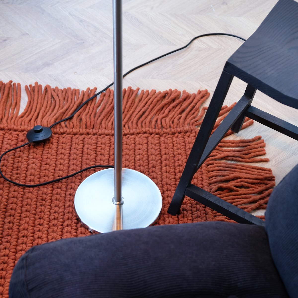 Oulu acero cepillado lámpara de pie De Dyberg Larsen - La lámpara de pie OULU en color negro con detalles en acero cepillado añade un toque moderno y elegante a tu hogar.