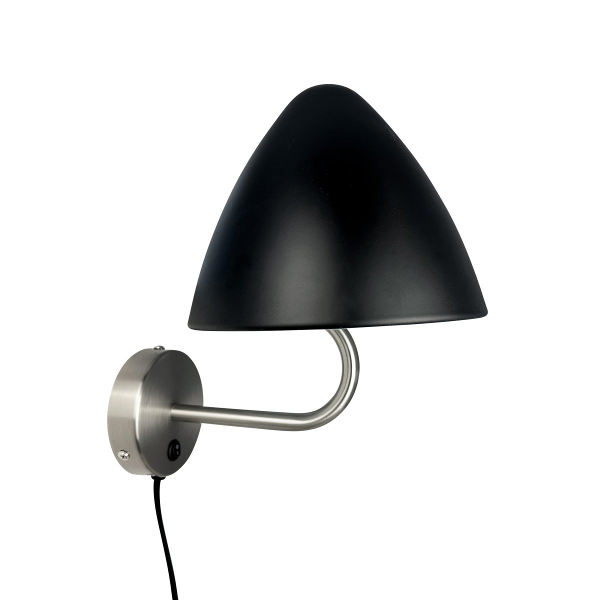 Oulu Ø20 acero cepillado lámpara de pared De Dyberg Larsen - El aplique de pared OULU en color negro con detalles en acero cepillado añade un toque moderno y elegante a tu hogar.