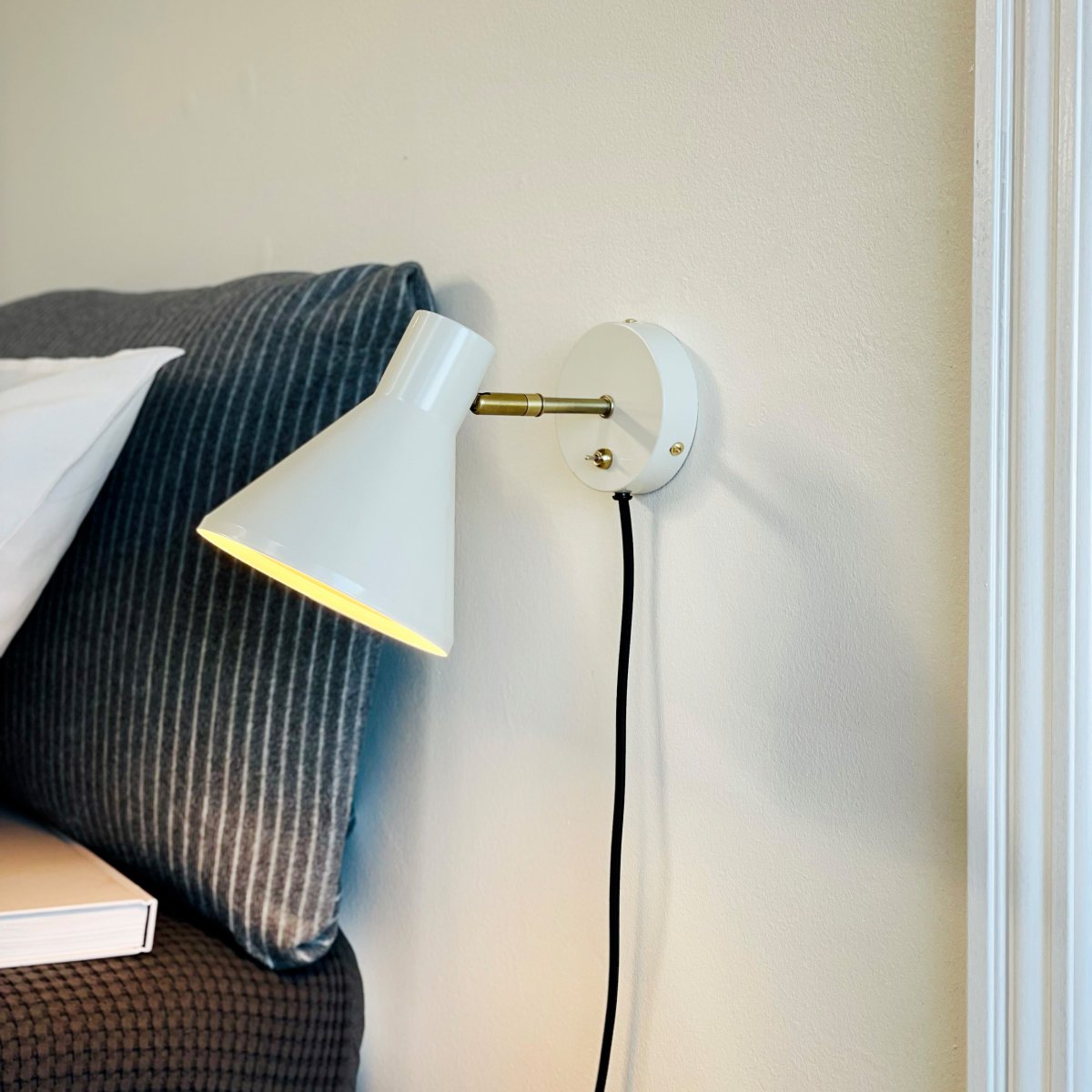 Sleep Blanco brillante lámpara de lectura De Dyberg Larsen - La pantalla m&oacute;vil de la l&aacute;mpara le permite ajustar la luz seg&uacute;n sea necesario y el interruptor de encendido en la placa de pared permite una f&aacute;cil operaci&oacute;n.