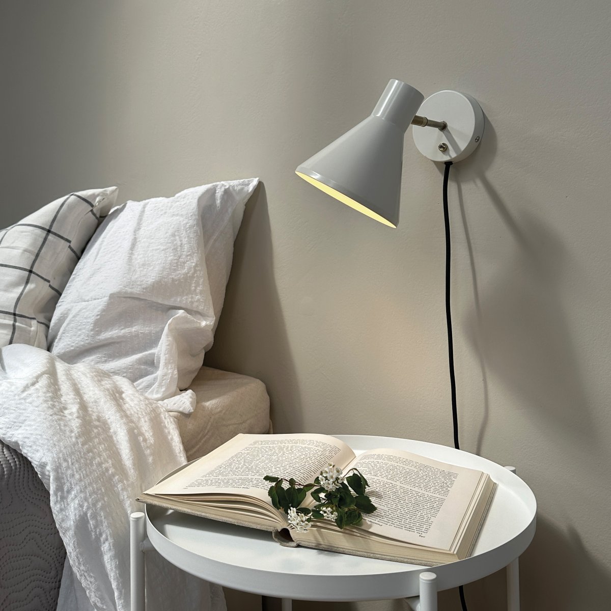 Sleep Blanco brillante lámpara de lectura De Dyberg Larsen - La pantalla m&oacute;vil de la l&aacute;mpara le permite ajustar la luz seg&uacute;n sea necesario y el interruptor de encendido en la placa de pared permite una f&aacute;cil operaci&oacute;n.