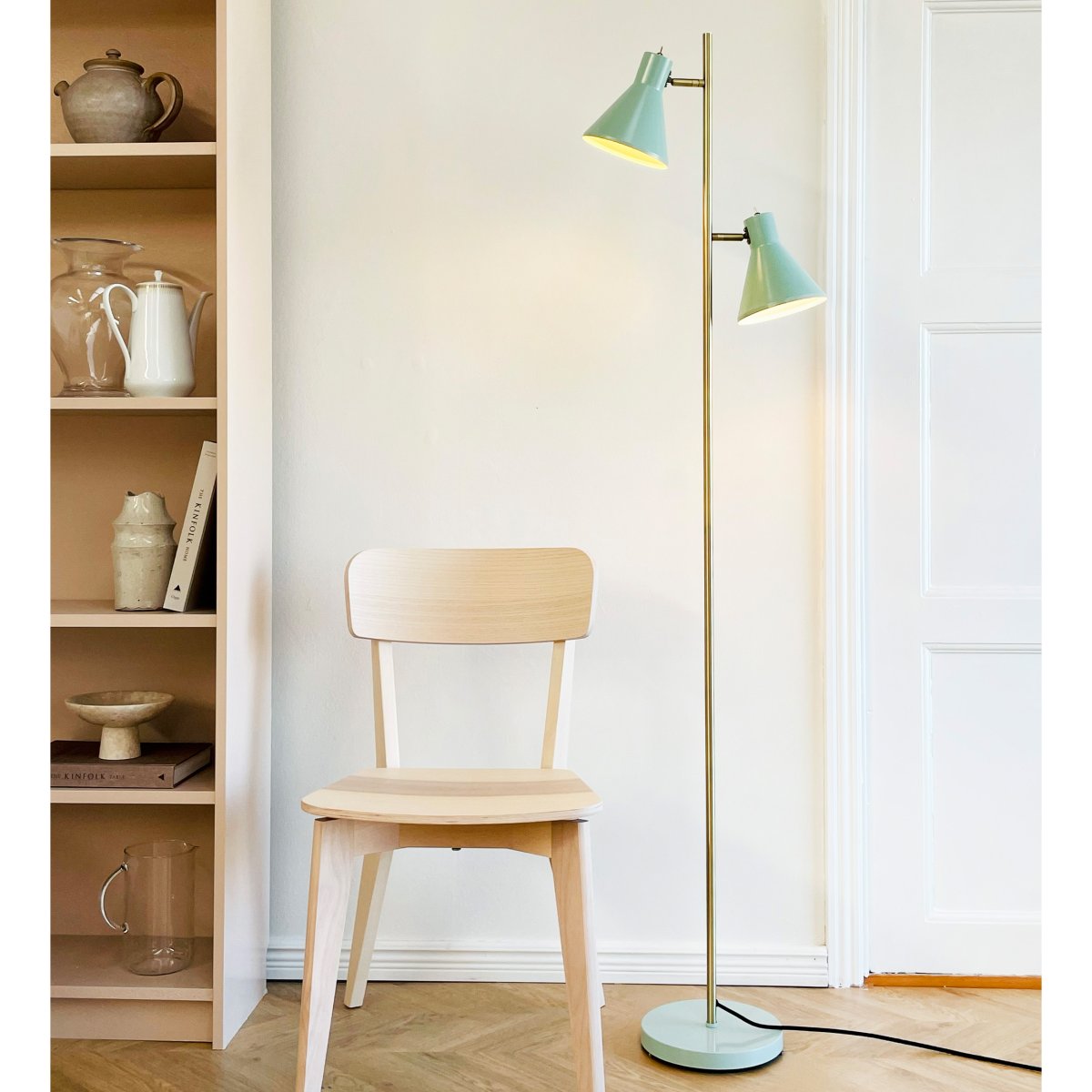 Sleep Menta brillante lámpara de pie De Dyberg Larsen - La l&aacute;mpara de pie Sleep en color verde menta es una elegante soluci&oacute;n de iluminaci&oacute;n para tu hogar.