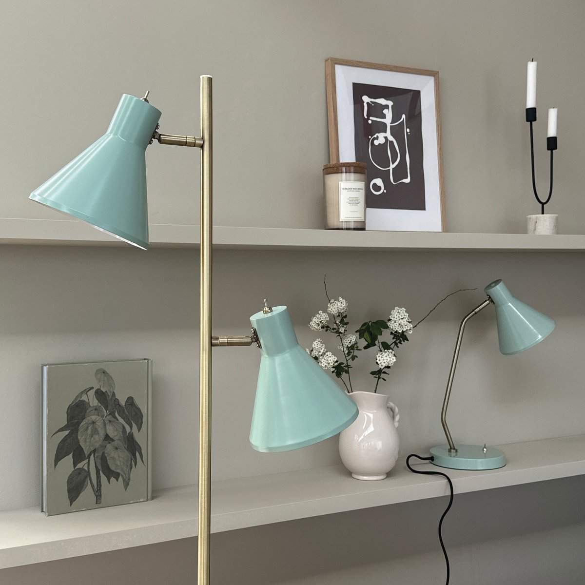 Sleep Menta brillante lámpara de pie De Dyberg Larsen - La l&aacute;mpara de pie Sleep en color verde menta es una elegante soluci&oacute;n de iluminaci&oacute;n para tu hogar.
