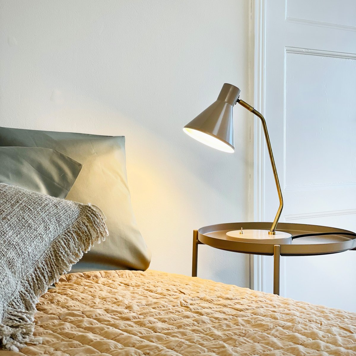 Sleep 43cm Beige brillante lámpara de escritorio De Dyberg Larsen - Esta l&aacute;mpara de mesa combina l&iacute;neas simples y funcionalidad para crear una luz relajante y agradable en su entorno.