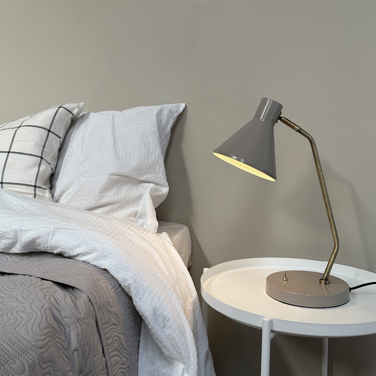 Sleep 43cm Beige brillante lámpara de escritorio De Dyberg Larsen - Esta l&aacute;mpara de mesa combina l&iacute;neas simples y funcionalidad para crear una luz relajante y agradable en su entorno.