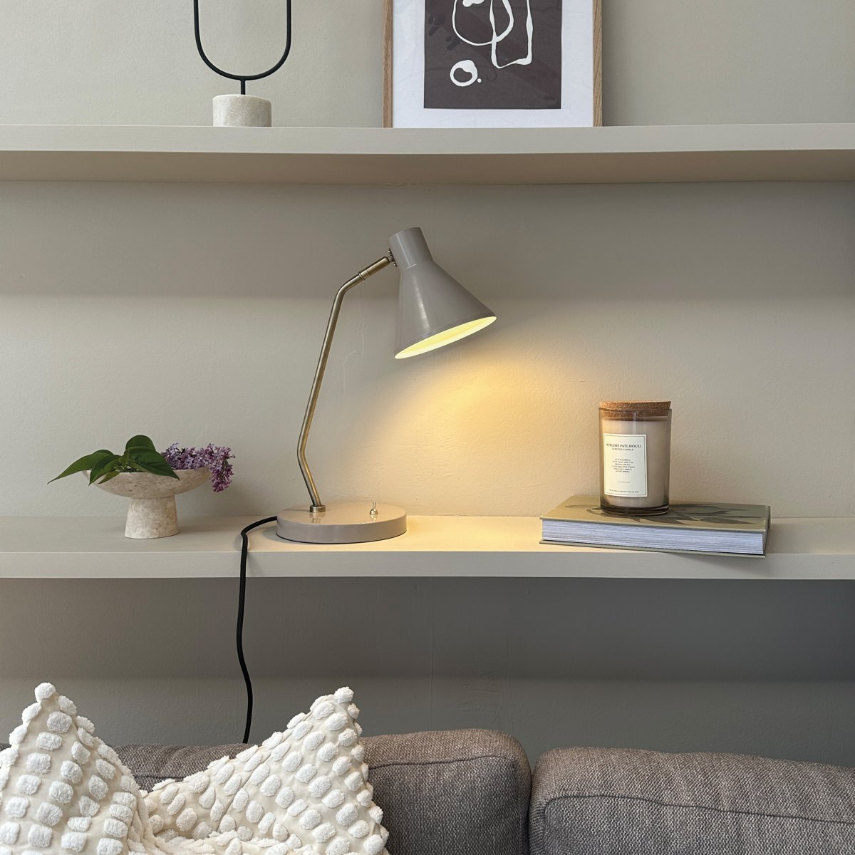 Sleep 43cm Beige brillante lámpara de escritorio De Dyberg Larsen - Esta l&aacute;mpara de mesa combina l&iacute;neas simples y funcionalidad para crear una luz relajante y agradable en su entorno.