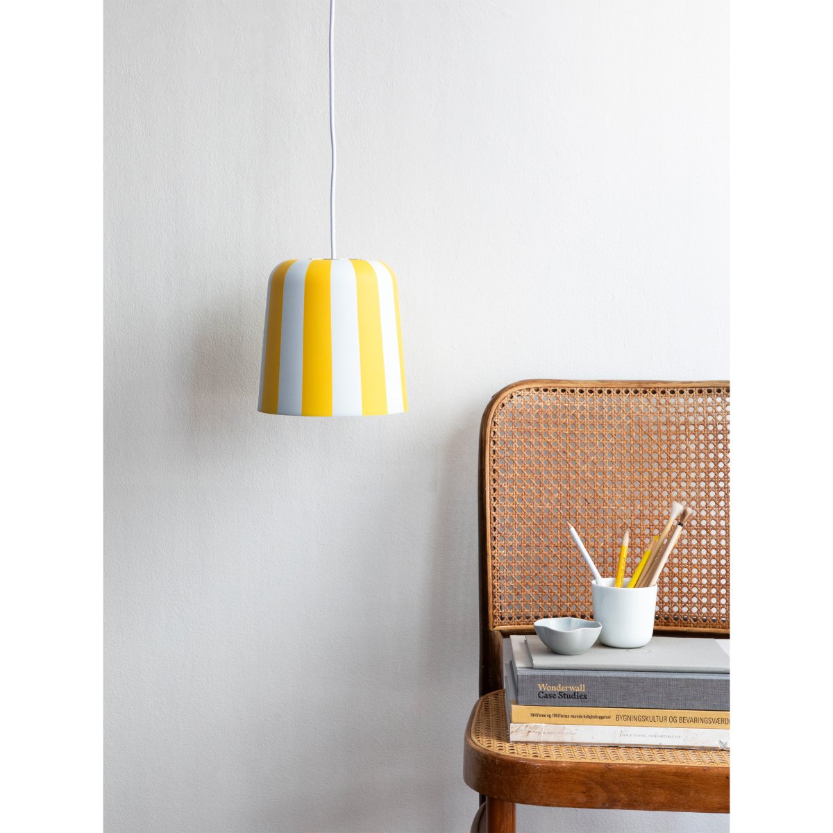 Gry Ø20 Amarillo Lámpas de techo De Dyberg Larsen - Genom att ta igenk&auml;nnbara m&ouml;nster och s&auml;tta dem i en ny kontext ville hon skapa en lampa som f&aring;r m&auml;nniskor att le och ger en unik visuell upplevelse.