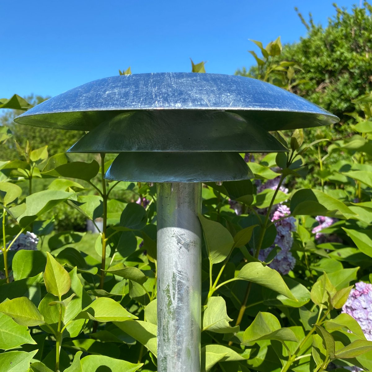 DL25 Galvanizado balizas De Dyberg Larsen - La superficie galvanizada lo hace especialmente robusto y resistente a la intemperie y al viento, lo que hace que el DL25 sea ideal para brindar seguridad y comodidad en aceras o en el jardín.