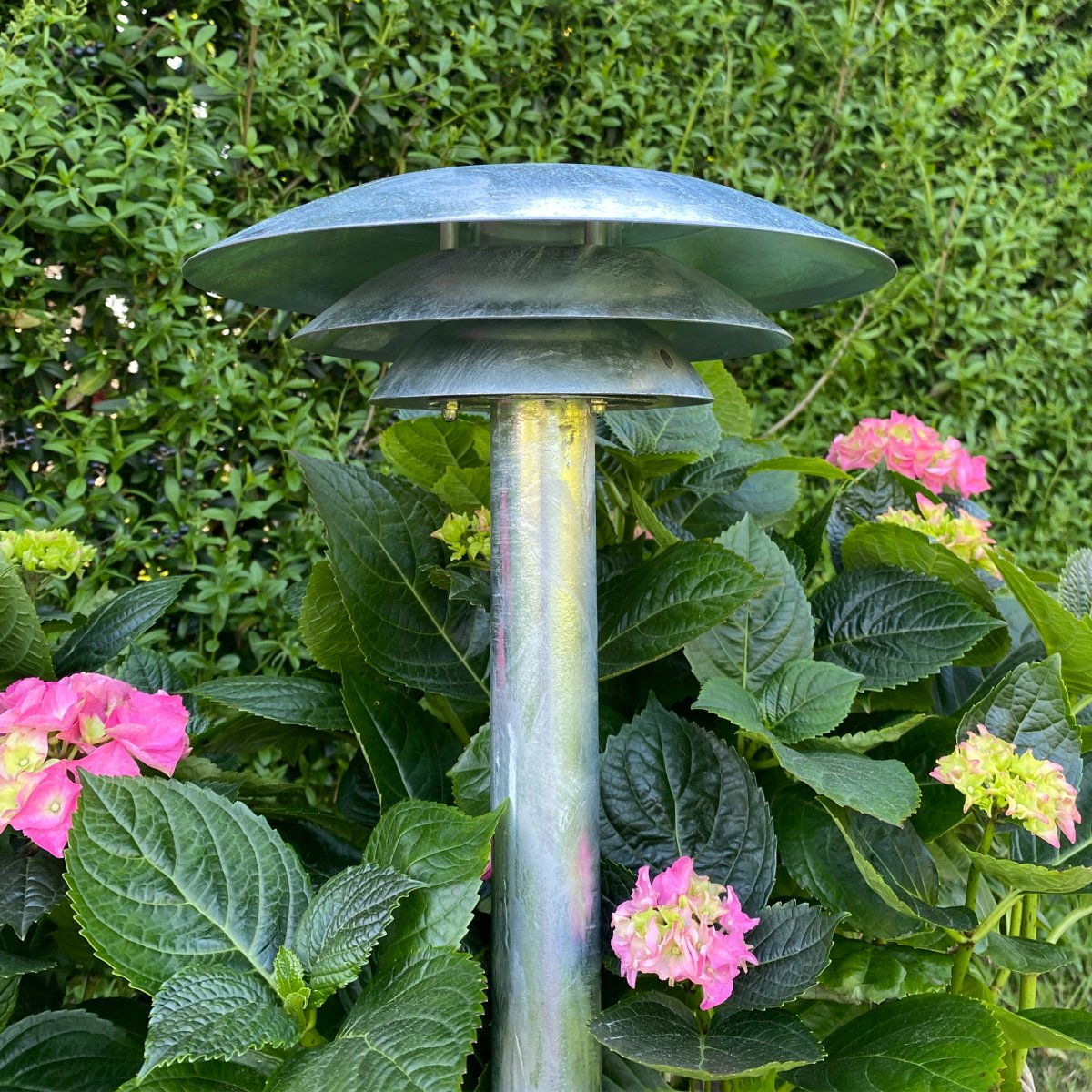 DL25 Galvanizado balizas De Dyberg Larsen - La superficie galvanizada lo hace especialmente robusto y resistente a la intemperie y al viento, lo que hace que el DL25 sea ideal para brindar seguridad y comodidad en aceras o en el jardín.
