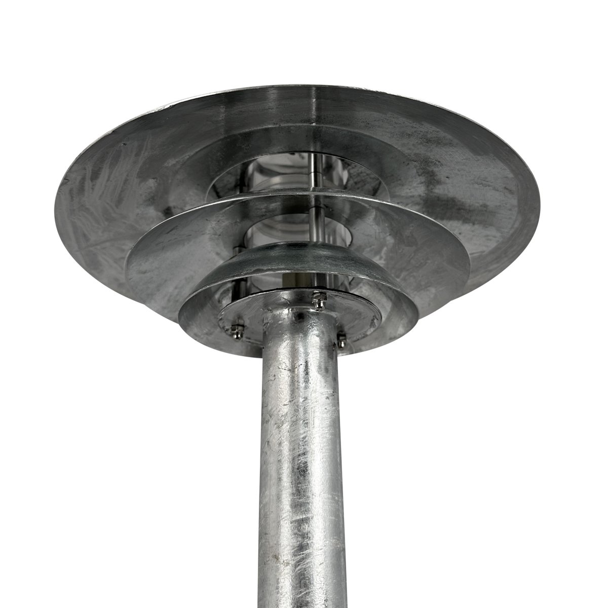 DL25 Galvanizado balizas De Dyberg Larsen - La superficie galvanizada lo hace especialmente robusto y resistente a la intemperie y al viento, lo que hace que el DL25 sea ideal para brindar seguridad y comodidad en aceras o en el jardín.