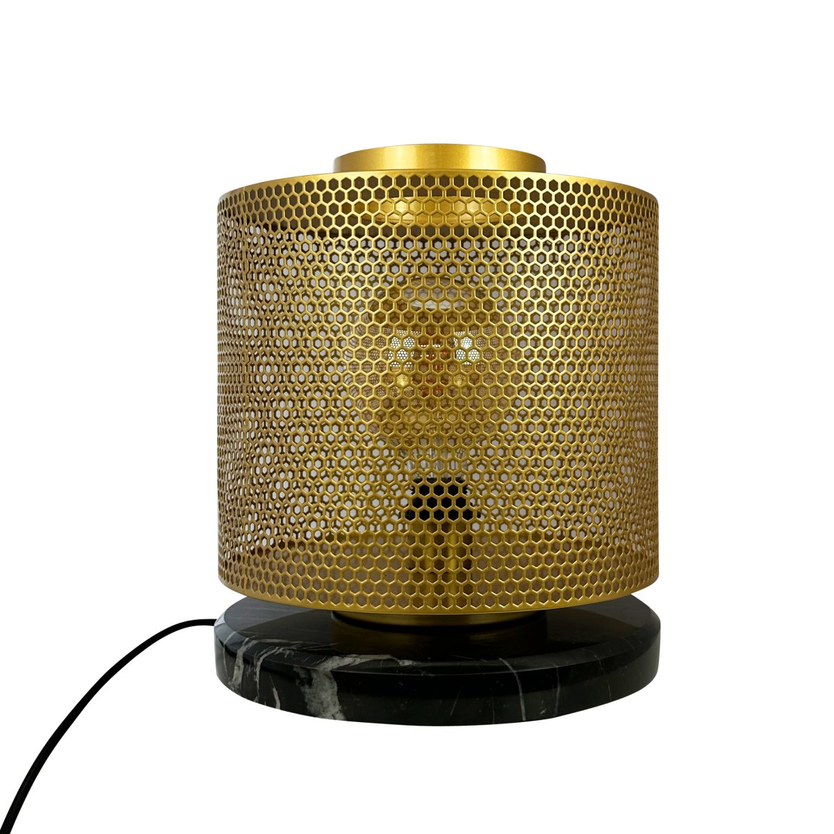 Nantes 35cm Latón lámpara de mesa De Dyberg Larsen - La lámpara está diseñada con una hermosa malla de latón hexagonal y una base de mármol negro, lo que le da un brillo especial y la convierte en un punto de interés.