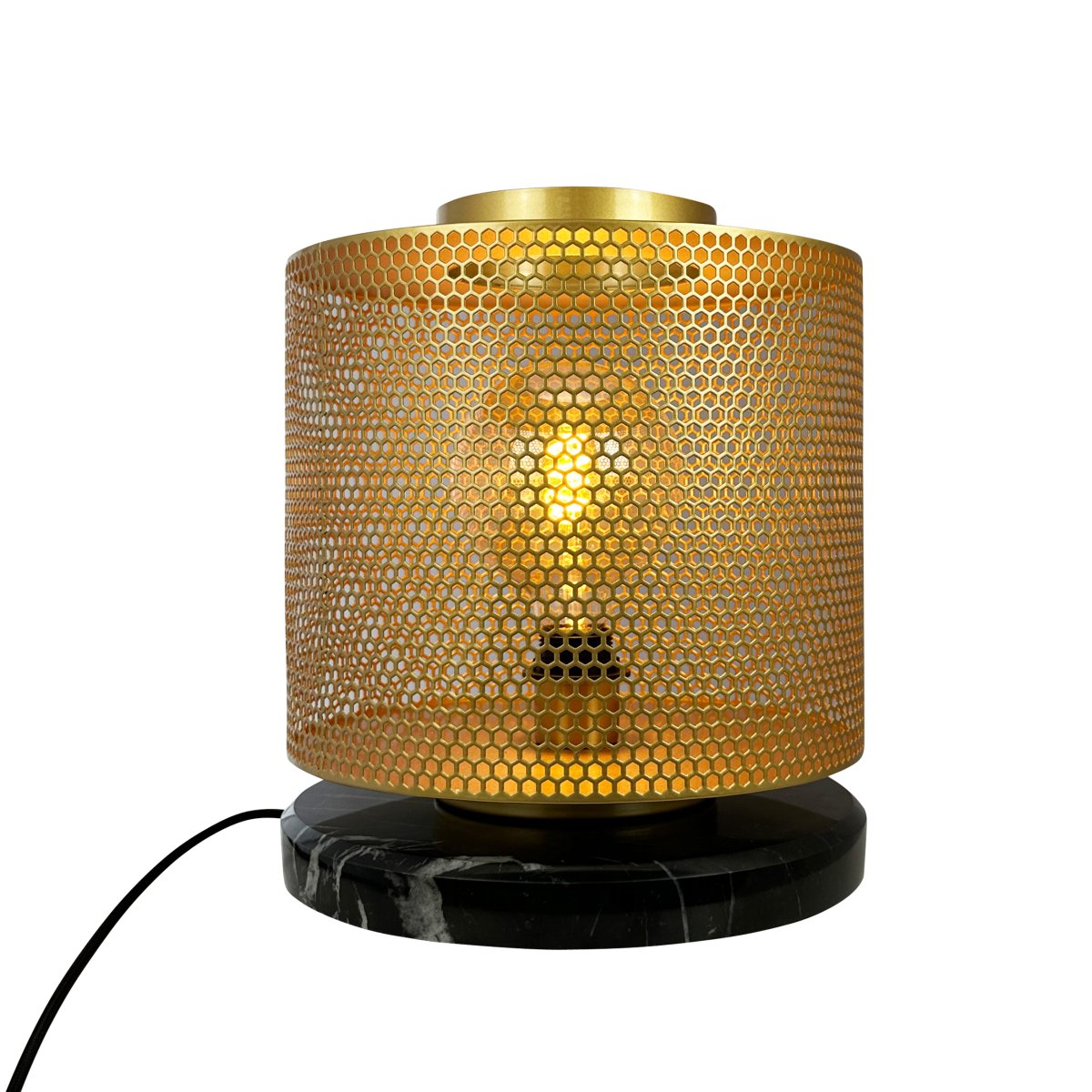 Nantes 35cm Latón lámpara de mesa De Dyberg Larsen - La lámpara está diseñada con una hermosa malla de latón hexagonal y una base de mármol negro, lo que le da un brillo especial y la convierte en un punto de interés.