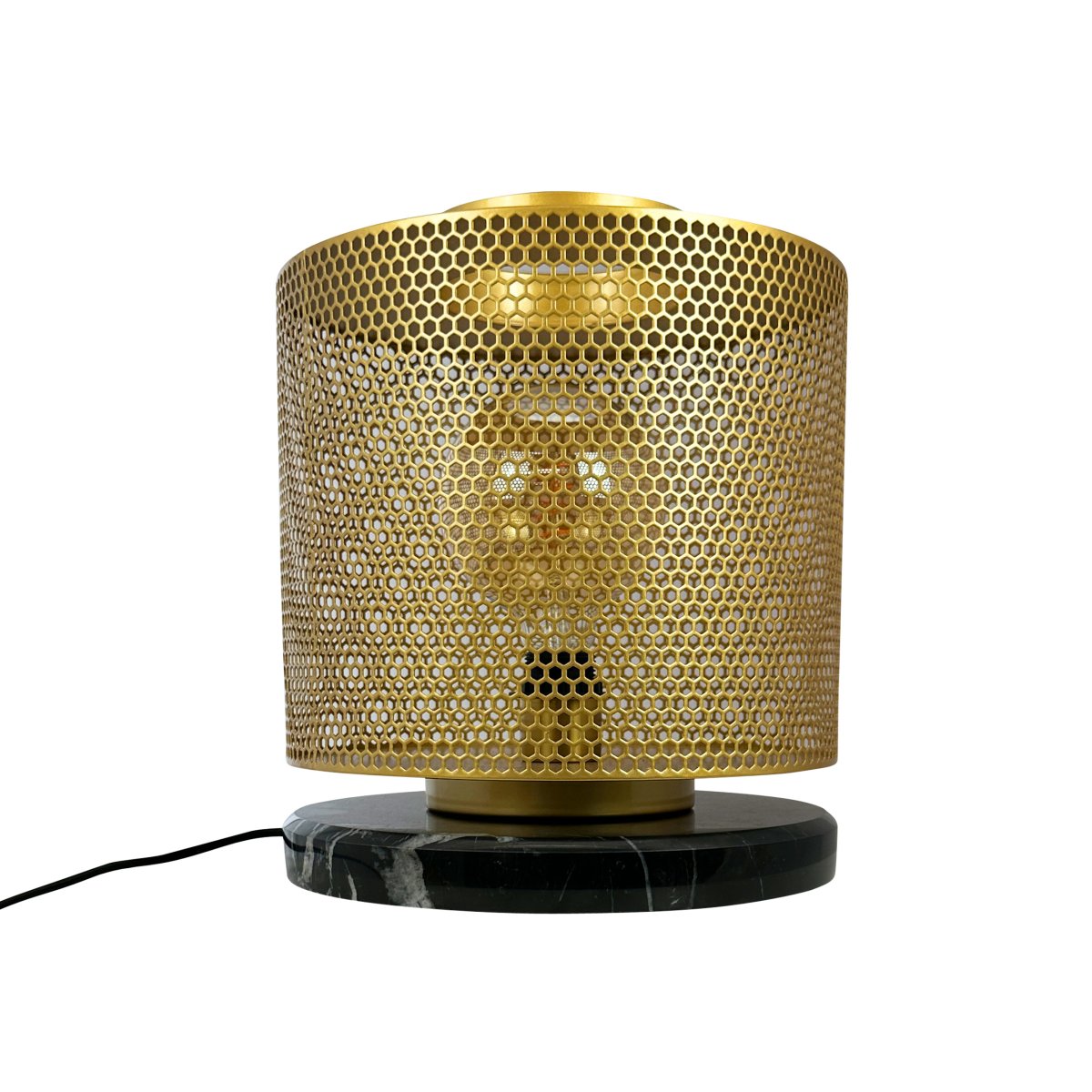 Nantes 35cm Latón lámpara de mesa De Dyberg Larsen - La lámpara está diseñada con una hermosa malla de latón hexagonal y una base de mármol negro, lo que le da un brillo especial y la convierte en un punto de interés.