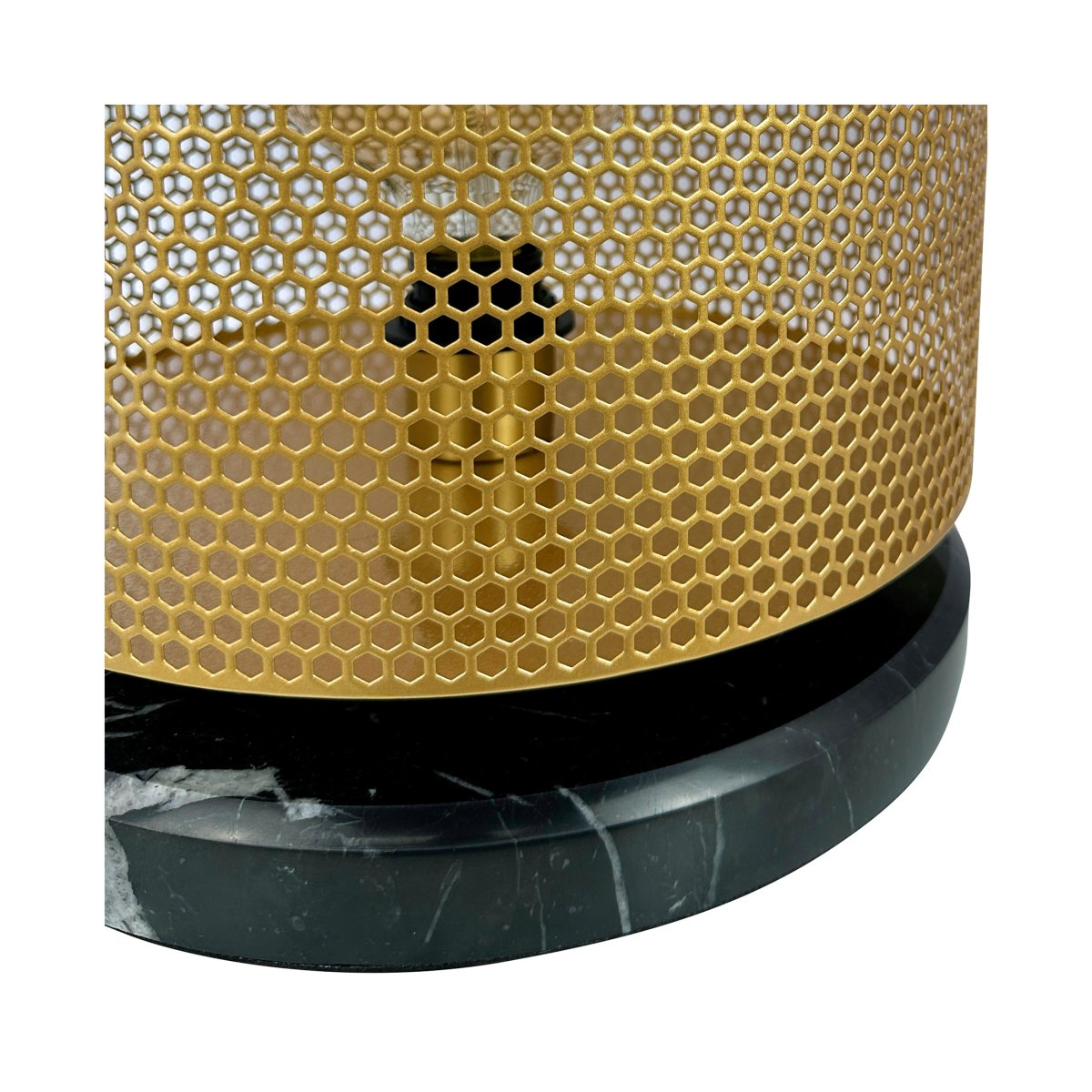 Nantes 35cm Latón lámpara de mesa De Dyberg Larsen - La lámpara está diseñada con una hermosa malla de latón hexagonal y una base de mármol negro, lo que le da un brillo especial y la convierte en un punto de interés.
