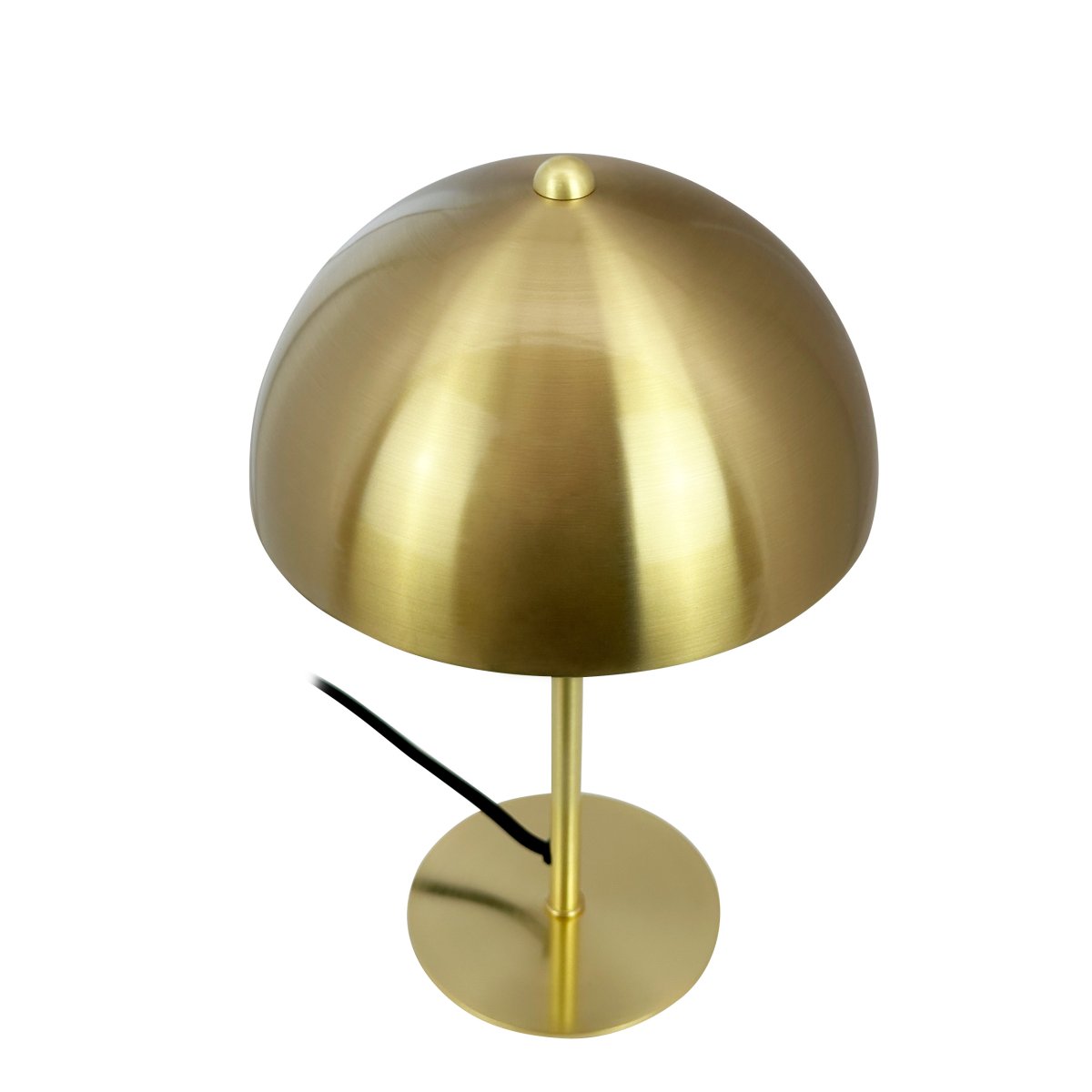 Lyon 30cm Latón lámpara de mesa De Dyberg Larsen - La pantalla semicircular añade un toque moderno y garantiza una distribución de la luz agradable y uniforme, ideal tanto para la iluminación de tareas como para la iluminación ambiental.