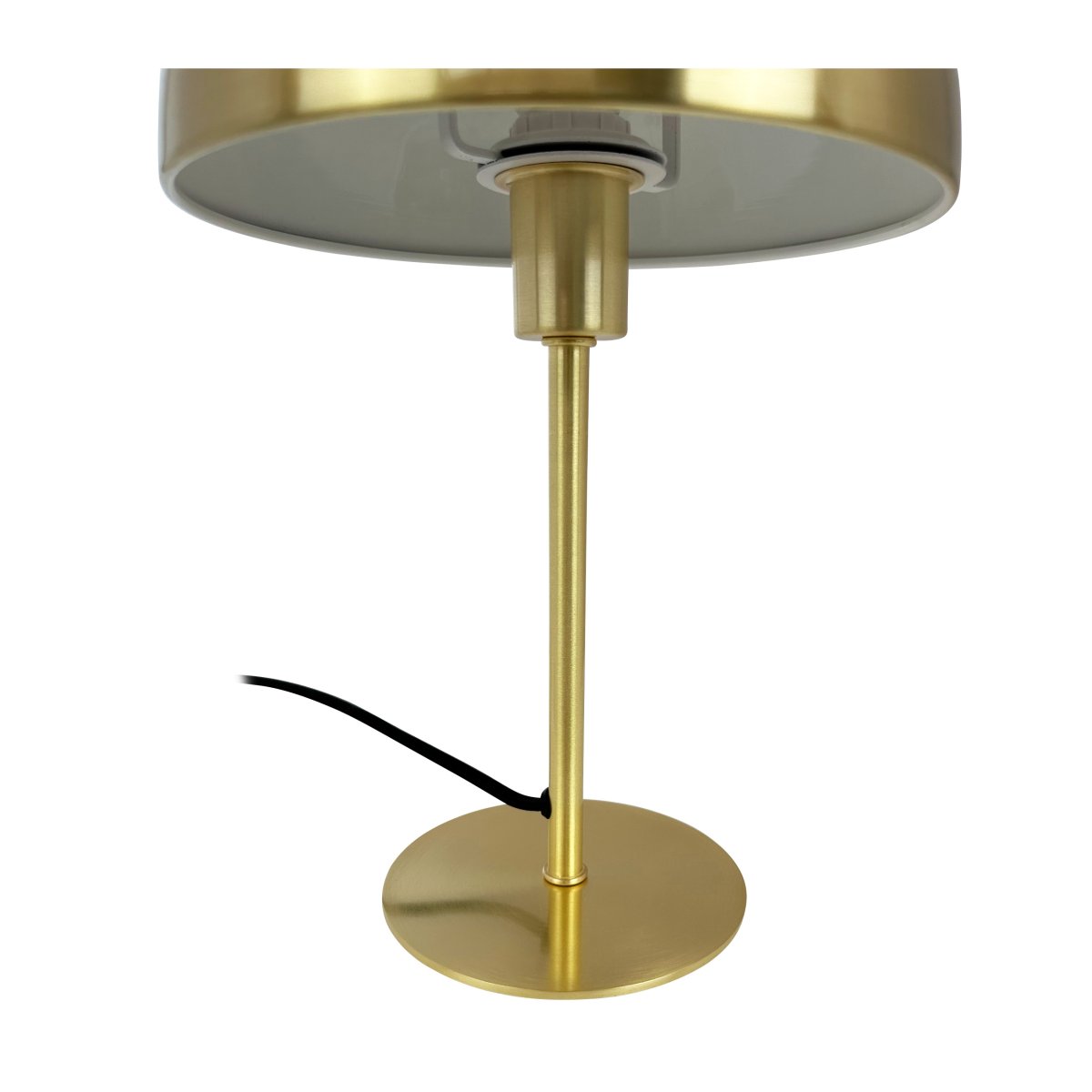 Lyon 30cm Latón lámpara de mesa De Dyberg Larsen - La pantalla semicircular añade un toque moderno y garantiza una distribución de la luz agradable y uniforme, ideal tanto para la iluminación de tareas como para la iluminación ambiental.