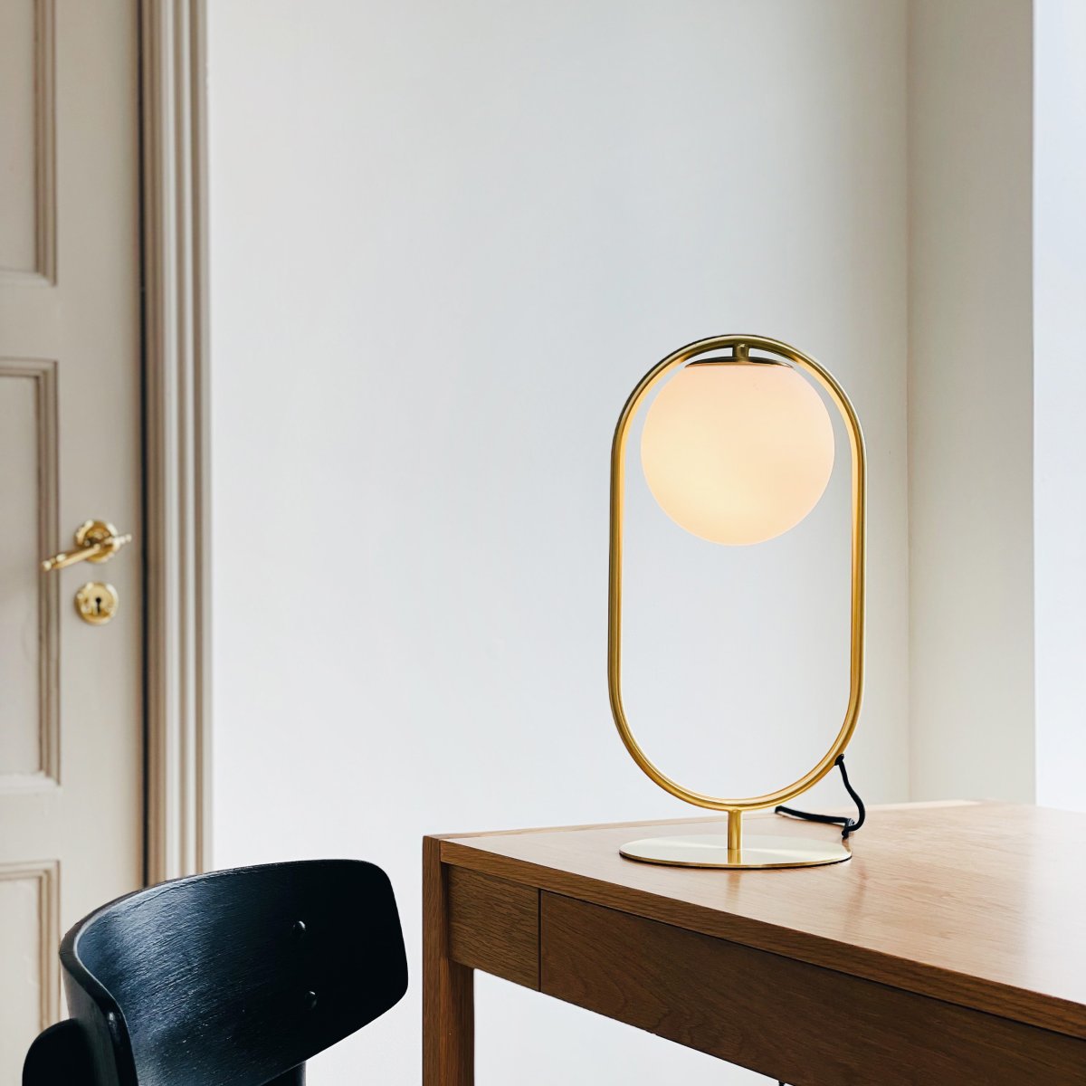 Reims 40cm Latón/blanco lámpara de mesa De Dyberg Larsen - Con un cable de tela negro de 1,6 metros de largo y un cómodo interruptor de encendido y apagado, Reims es elegante y funcional.