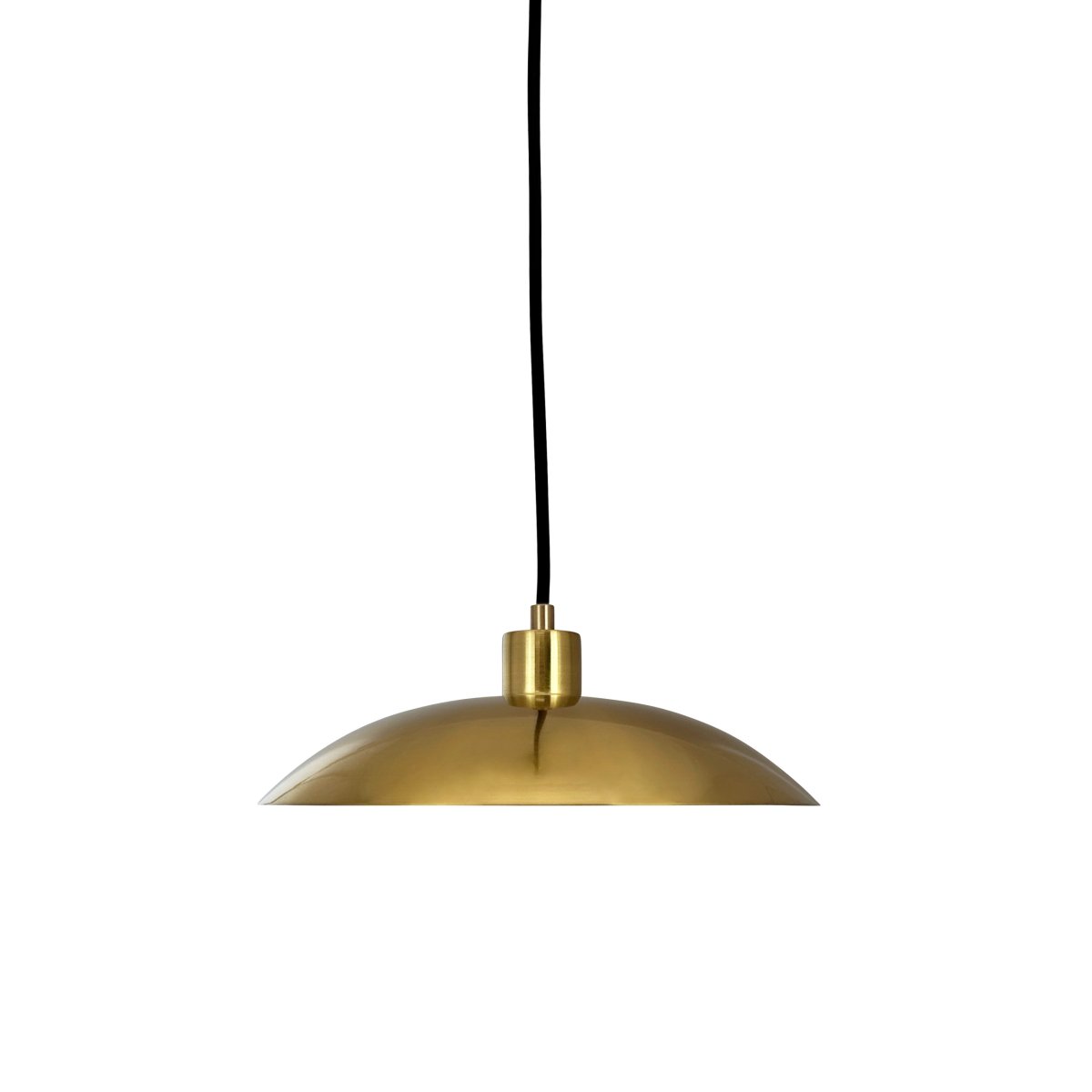 Paris Ø33 Latón Lámpas de techo De Dyberg Larsen - Con su diseño lujoso y su cable de tela negro de 3 metros de largo, captura el estilo parisino clásico, donde el equilibrio entre la elegancia y la simplicidad es el foco.