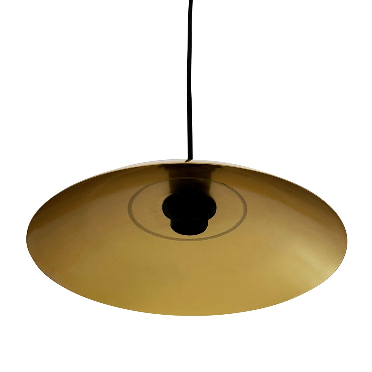 Paris Ø33 Latón Lámpas de techo De Dyberg Larsen - Con su diseño lujoso y su cable de tela negro de 3 metros de largo, captura el estilo parisino clásico, donde el equilibrio entre la elegancia y la simplicidad es el foco.