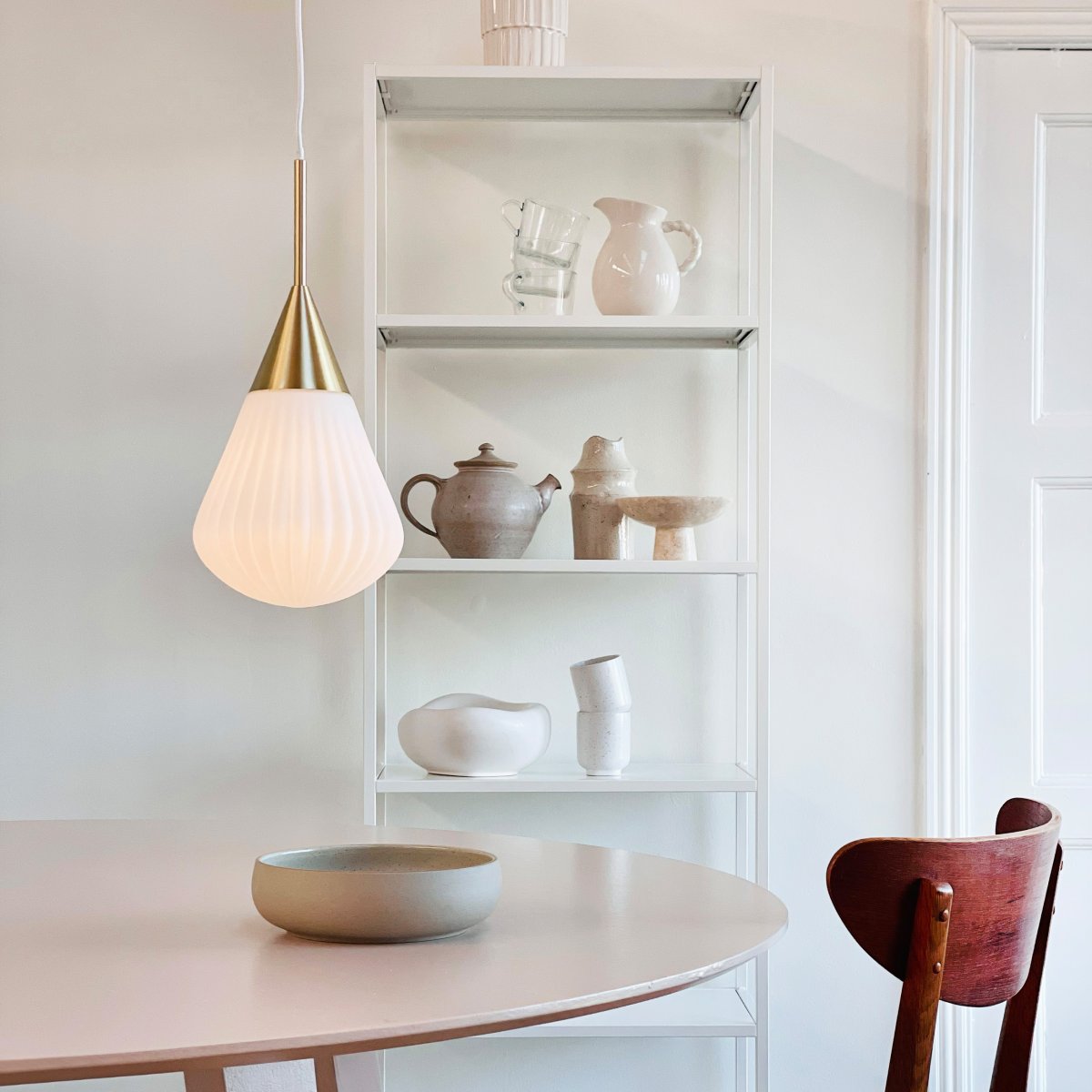 Ballon Ø20 Blanco Lámpas de techo De Dyberg Larsen - Med sin moderna form och stilrena material &auml;r Ballon Pendant det perfekta valet f&ouml;r den som vill f&ouml;rena ljus och elegans &ndash; en funktionell och tidl&ouml;s designklassiker.