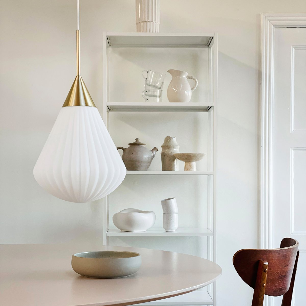 Ballon Ø33 Blanco Lámpas de techo De Dyberg Larsen - Med sin moderna form och stilrena material &auml;r Ballon Pendant det perfekta valet f&ouml;r den som vill f&ouml;rena ljus och elegans &ndash; en funktionell och tidl&ouml;s designklassiker.