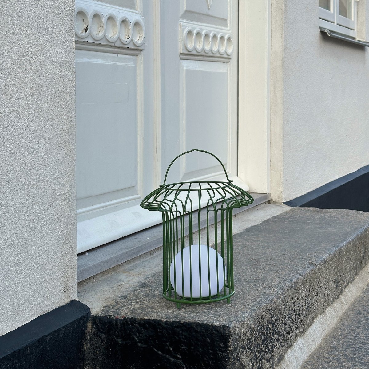 Basket 32cm Verde portátil De Dyberg Larsen - &nbsp; Lyktan laddas enkelt med medf&ouml;ljande USB-kabel, vilket g&ouml;r att du kan njuta av dess vackra ljus &aring;ret om (adapter ing&aring;r ej).