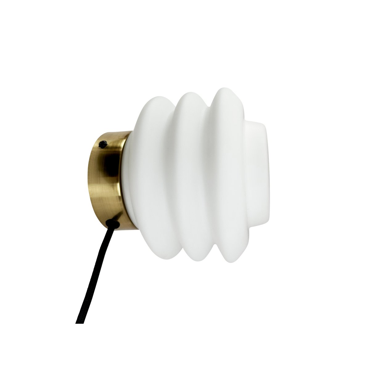 Diva Ø18 Blanco lámpara de pared De Dyberg Larsen - Fabricada en vidrio opalino soplado y con un tamaño compacto de 15 cm de alto y 16 cm de diámetro, Diva es un elegante complemento para cualquier estancia.