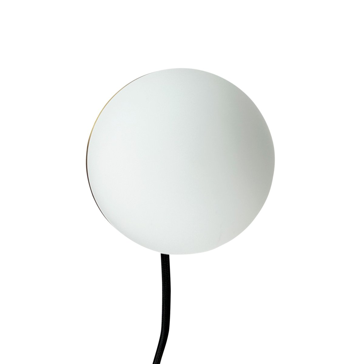 Sia Ø12 Latón lámpara de pared De Dyberg Larsen - La suave luz de la pantalla de cristal crea una atmósfera acogedora y la base de latón transmite una impresión lujosa y duradera.