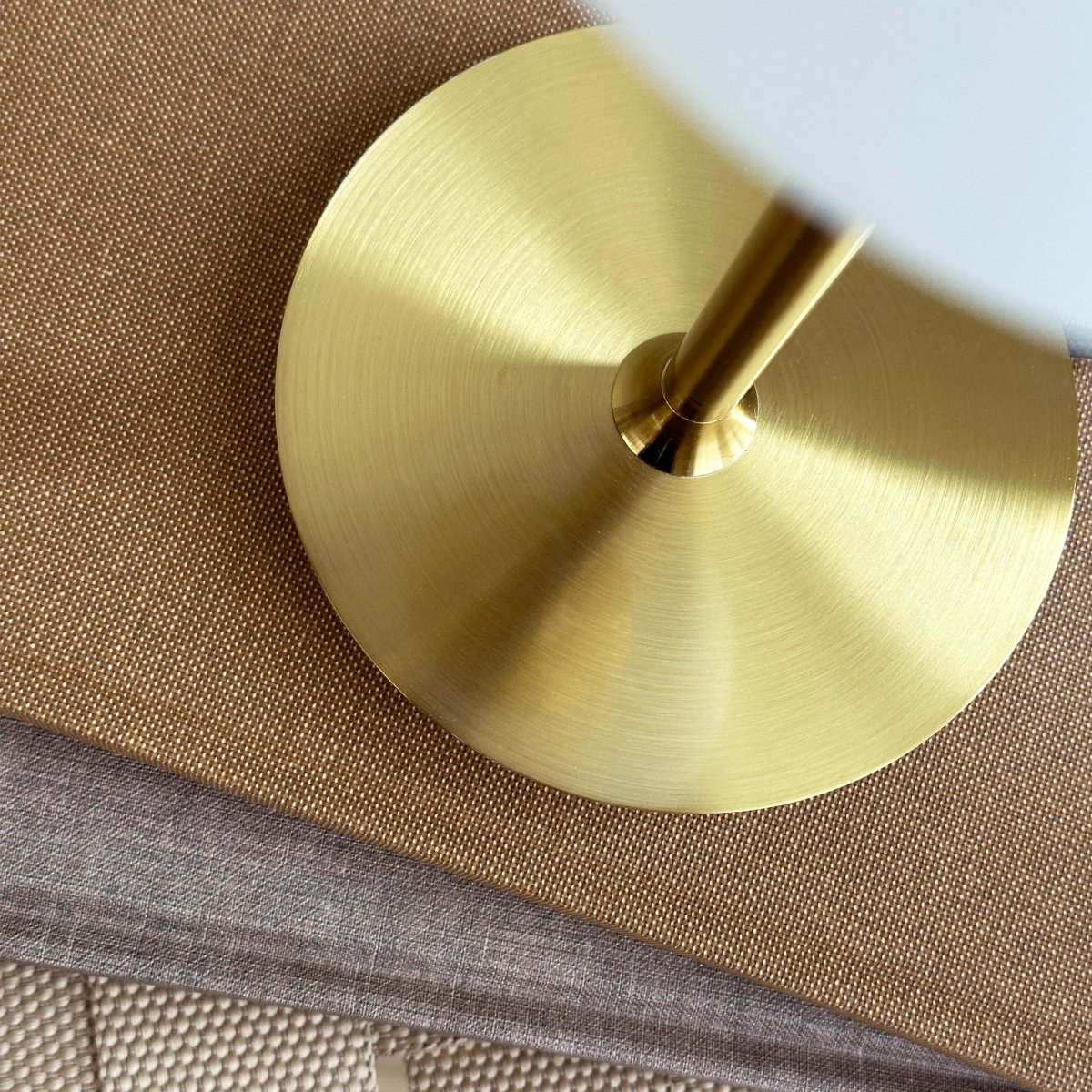 Sia 30cm Latón lámpara de mesa De Dyberg Larsen - La suave luz de la pantalla de cristal crea una atmósfera acogedora y la base de latón transmite una impresión lujosa y duradera.