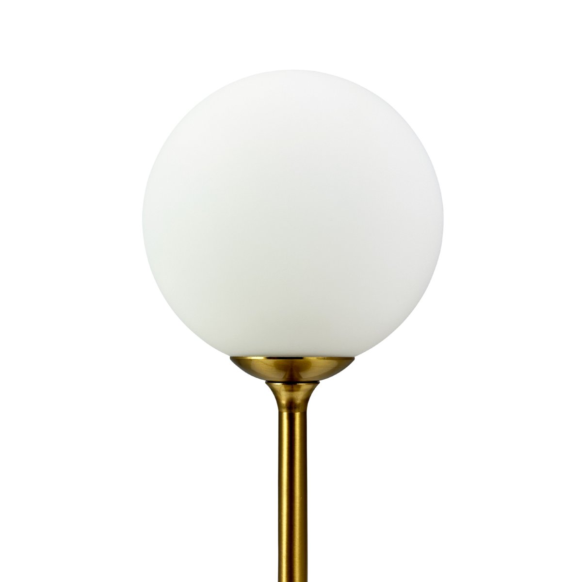 Sia 30cm Latón lámpara de mesa De Dyberg Larsen - La suave luz de la pantalla de cristal crea una atmósfera acogedora y la base de latón transmite una impresión lujosa y duradera.