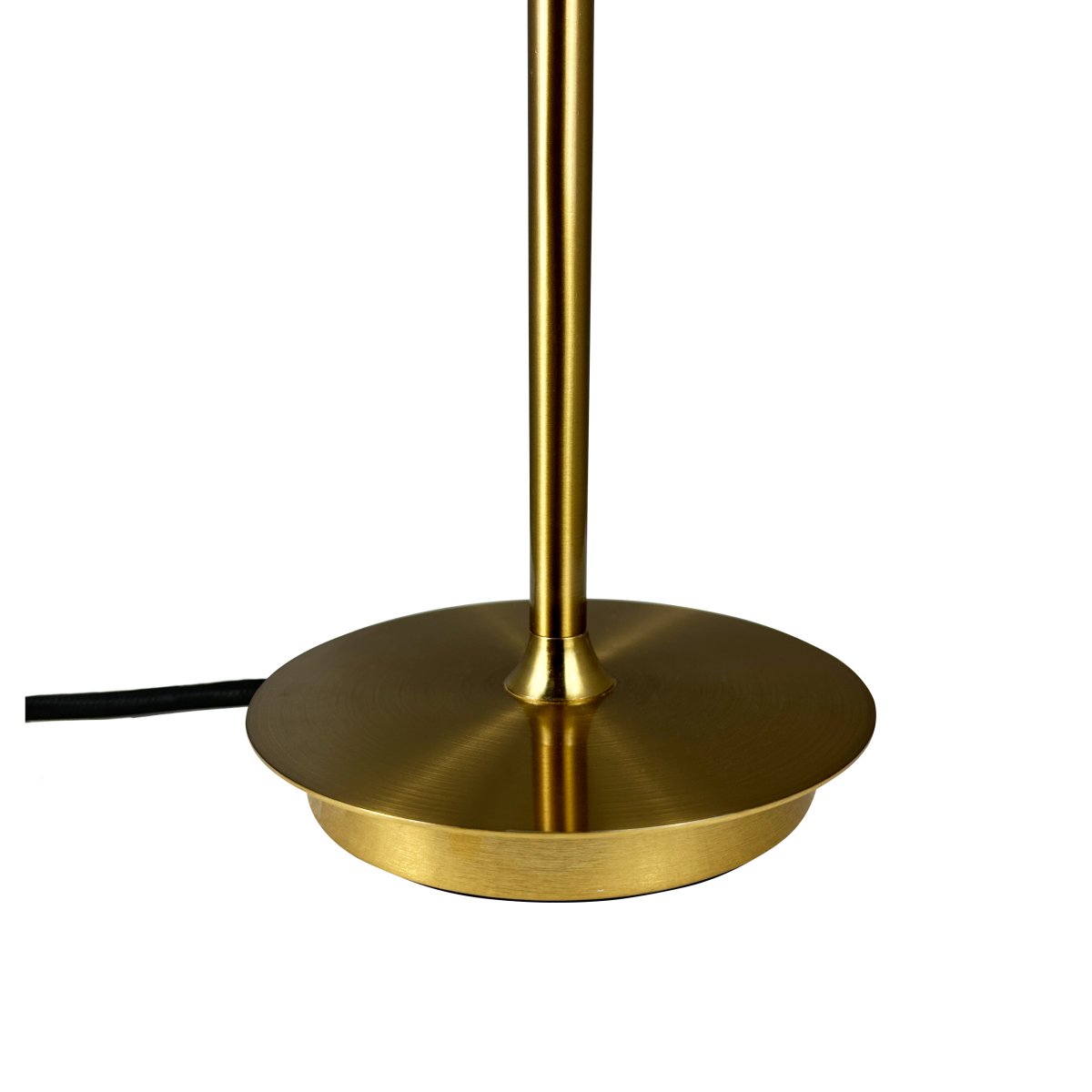 Sia 30cm Latón lámpara de mesa De Dyberg Larsen - La suave luz de la pantalla de cristal crea una atmósfera acogedora y la base de latón transmite una impresión lujosa y duradera.